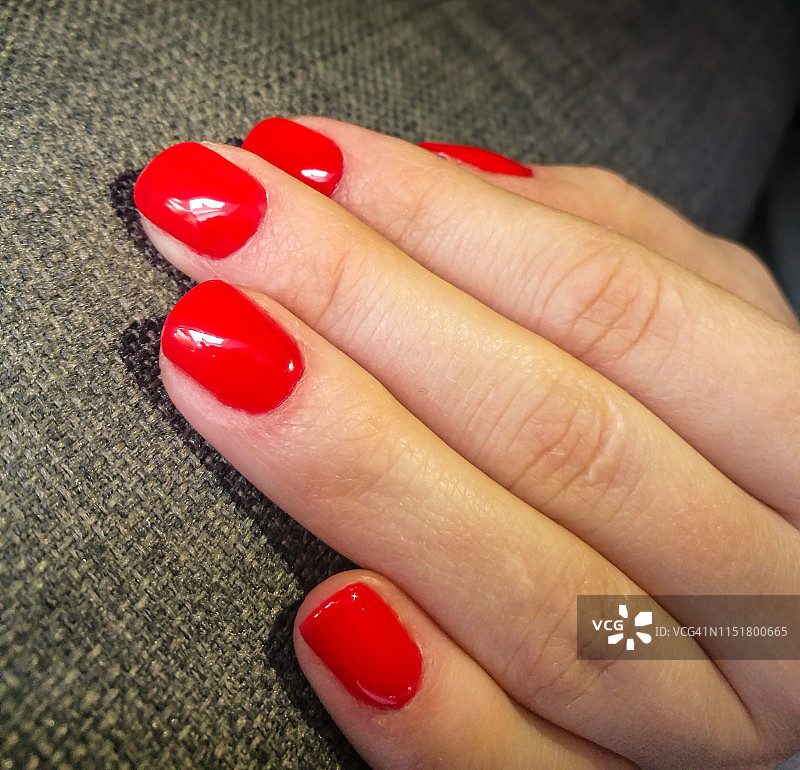 女人手指红色美甲特写图片素材