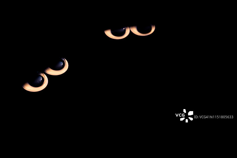 黑色背景上的卡通眼睛图片素材