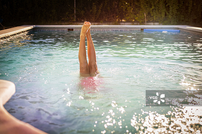女孩从游泳池里出来的腿图片素材