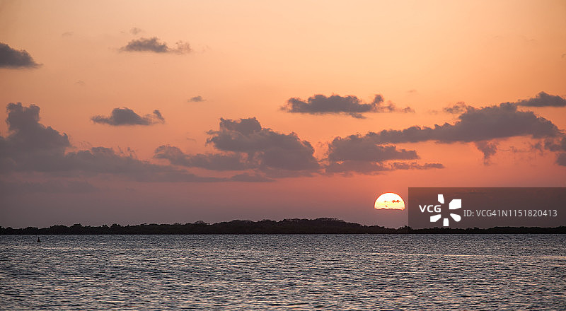 圣佩德罗泻湖上的日落图片素材
