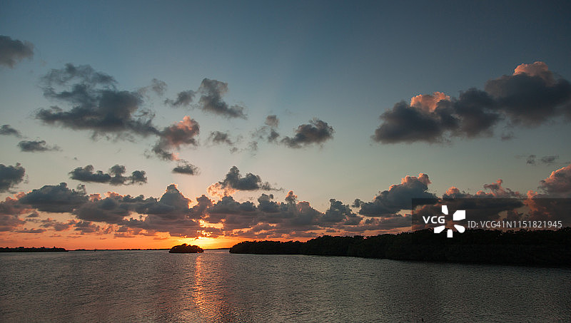 圣佩德罗泻湖上的日落图片素材