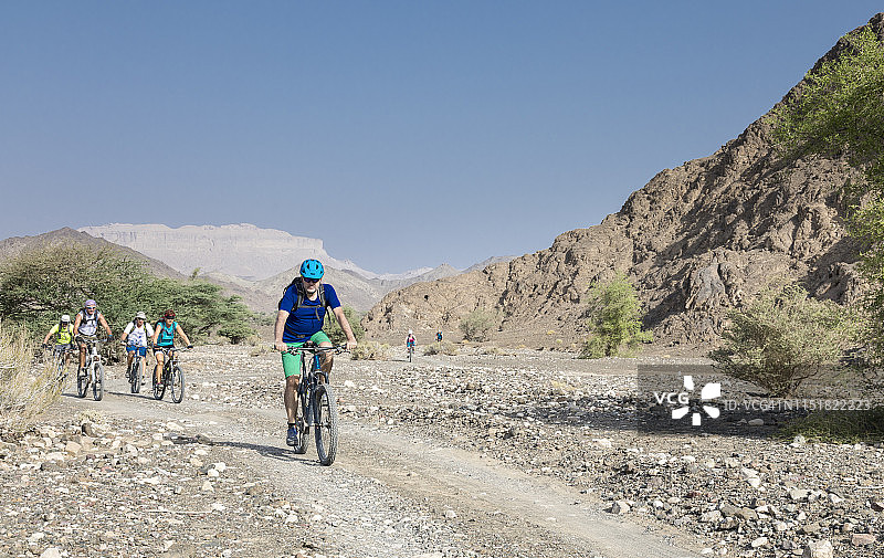 在阿曼哈杰尔山谷骑山地自行车图片素材