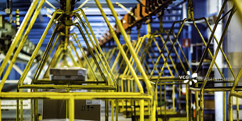 自动化工厂中悬挂的运输车图片素材