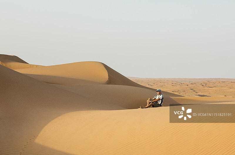 阿曼瓦希巴沙漠中孤独的男人图片素材