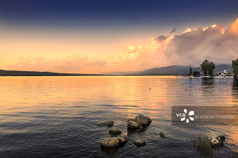 阿根廷科尔多瓦卡洛斯帕斯镇圣罗克湖日落图片素材