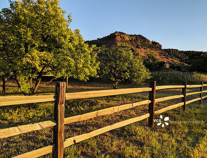 犹他州罗克维尔的南梅萨下方，Grafton Road 旁的乡村风格护栏图片素材