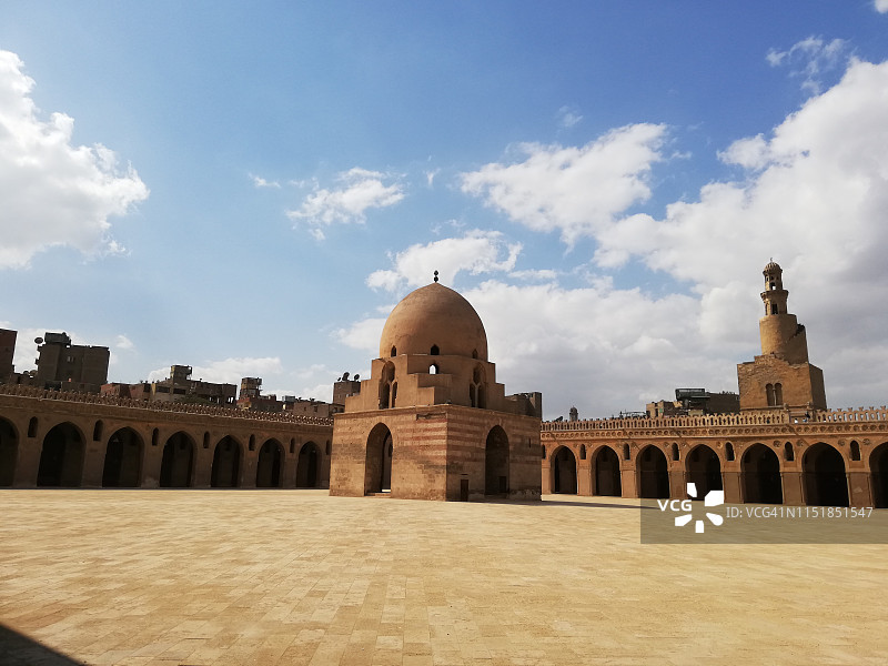 伊本·图伦清真寺庭院和喷泉图片素材