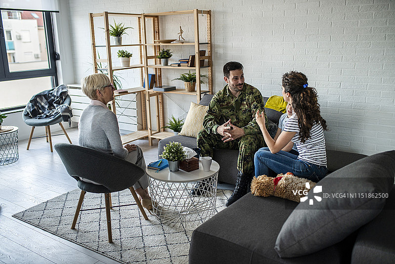士兵和家人在心理治疗师的诊室接受治疗图片素材
