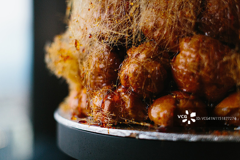 焦糖泡芙塔蛋糕特写图片素材