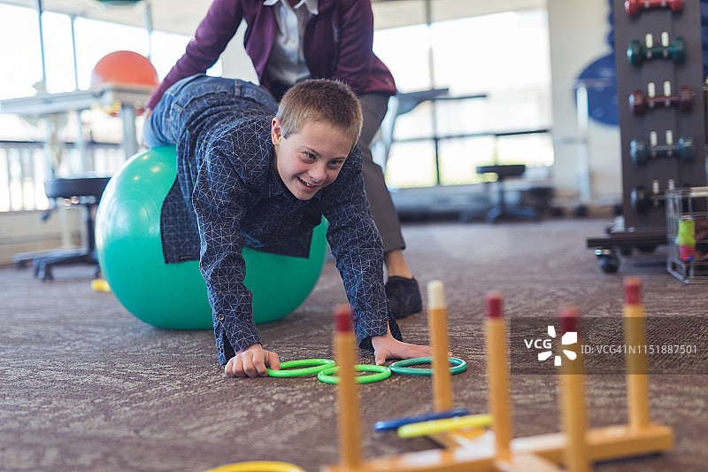 男孩在理疗诊所与职业治疗师一起锻炼图片素材