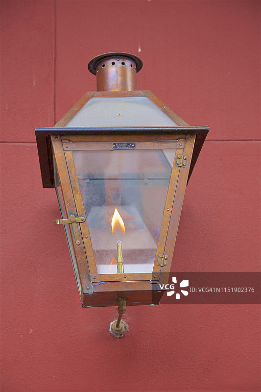 新奥尔良红墙前的火焰灯笼图片素材