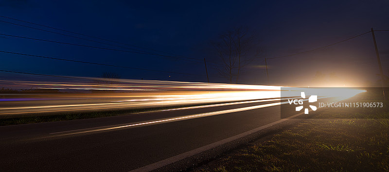 道路上行驶的汽车光迹图片素材