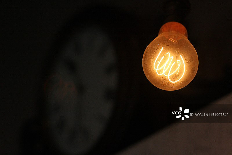 老式灯泡和时钟图片素材