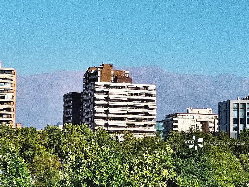 智利圣地亚哥的建筑和山脉景观图片素材