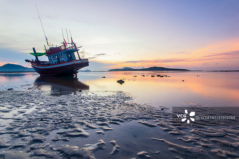 拉崴海滩日出时的渔船图片素材
