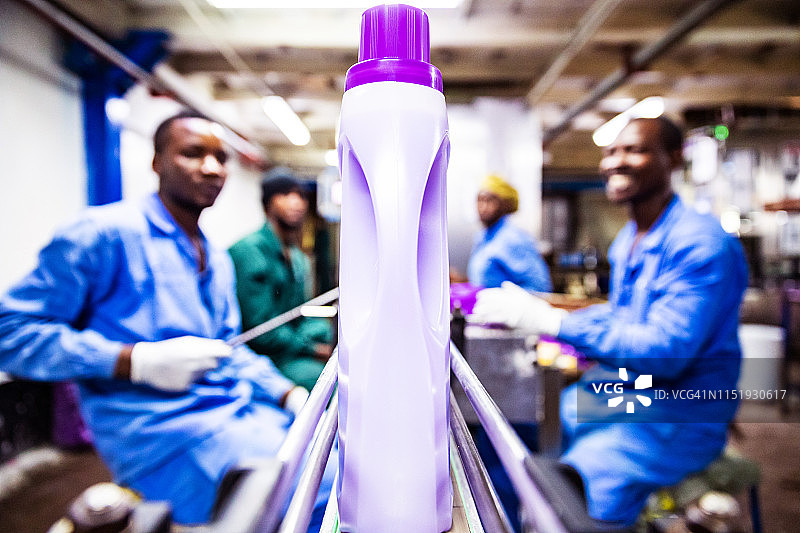 非洲工厂的生产线工人图片素材