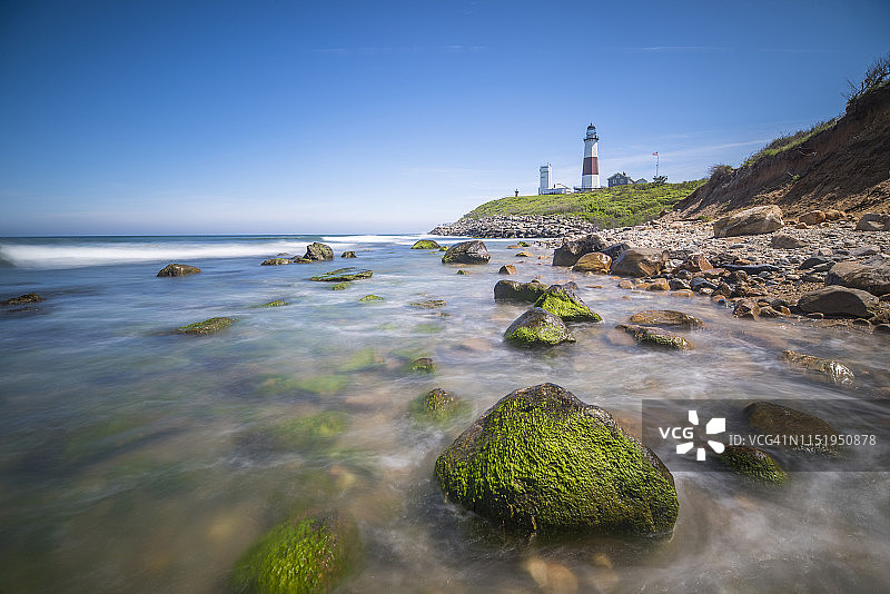 悬崖边的灯塔，海景一览无余图片素材