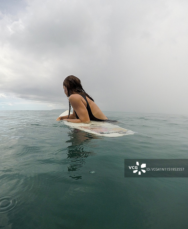 在海中冲浪板上的女人图片素材