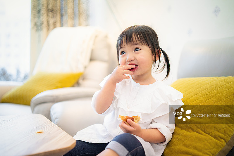 亚洲女宝宝吃面包图片素材
