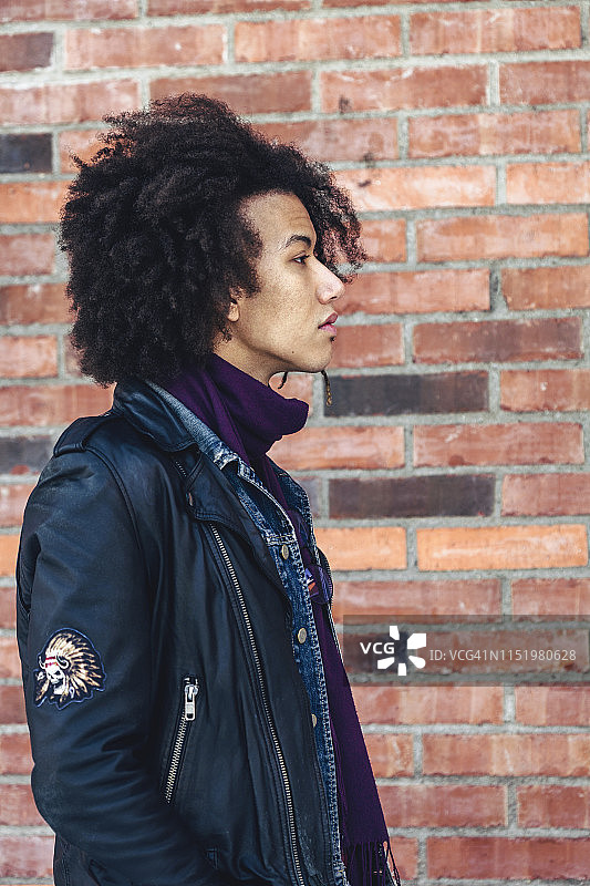 看向远方的年轻男人图片素材