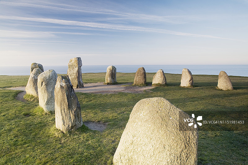 草地上的石头图片素材