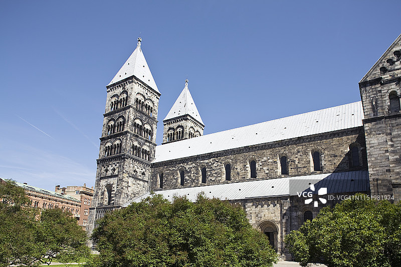 阳光明媚的老建筑图片素材