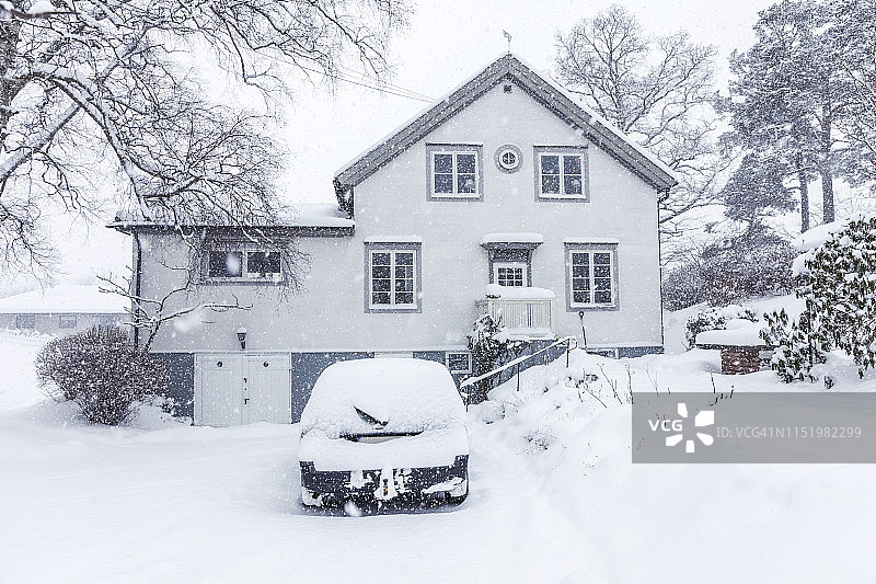 房屋车道上的汽车图片素材