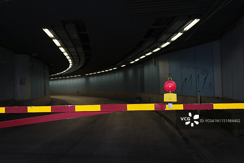 隧道中的障碍物图片素材