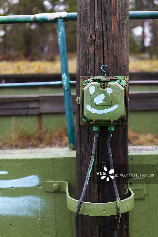 电话杆上的彩绘面孔图片素材