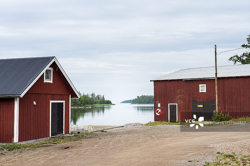 湖边的木制建筑图片素材