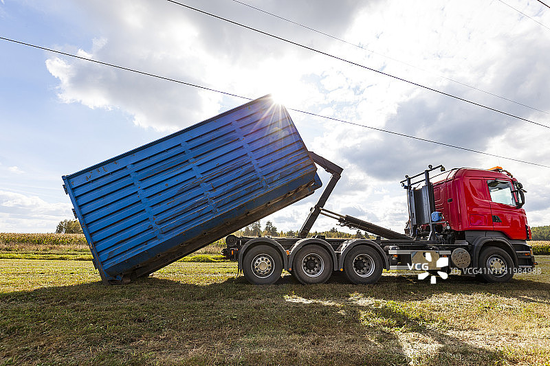 田野上的货车图片素材