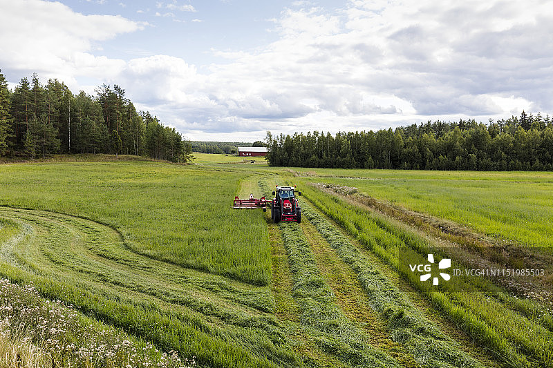 拖拉机割草图片素材
