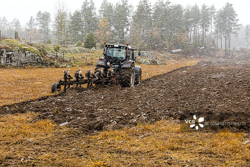 拖拉机耕地图片素材