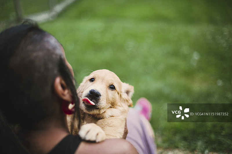 与狗玩耍的女人图片素材