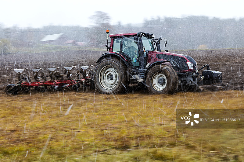 田野上的拖拉机图片素材