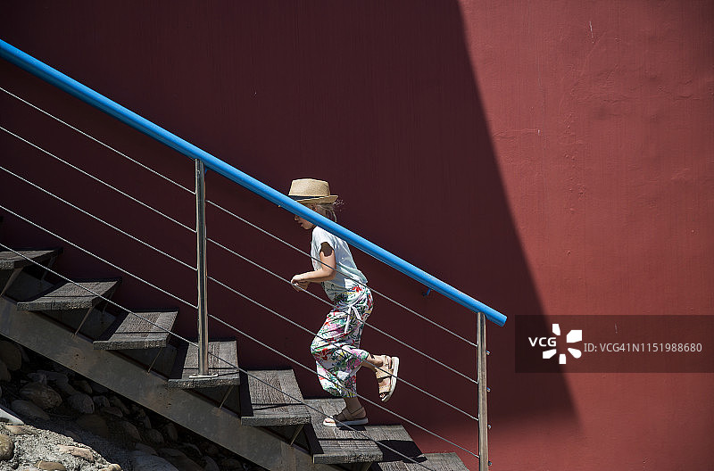 跑上楼梯的女孩图片素材