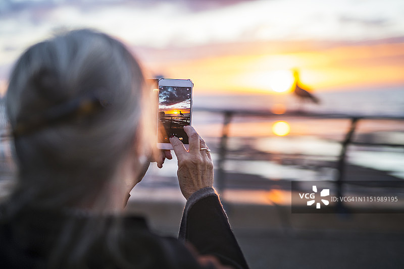 摄影师正在拍摄图片素材