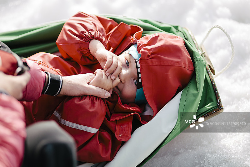 看着镜头的微笑男孩图片素材