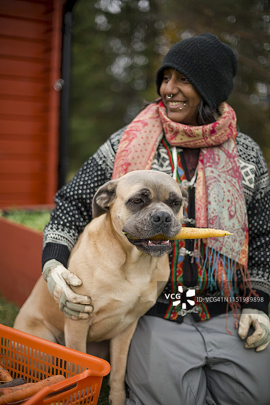狗狗嘴里叼着胡萝卜图片素材