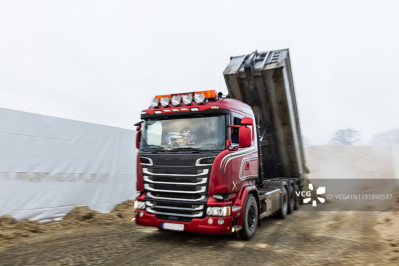 建筑工地上的卡车图片素材