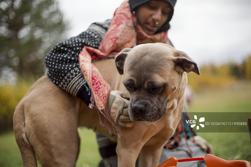 带狗的女人在花园里图片素材