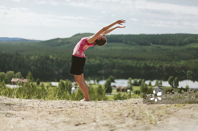 年轻女人户外练瑜伽图片素材