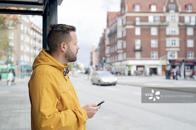 男人在公交车站等待图片素材
