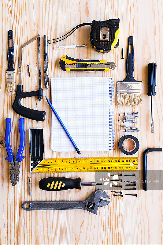 房屋装修施工工具和笔记本：工头的工作场所图片素材