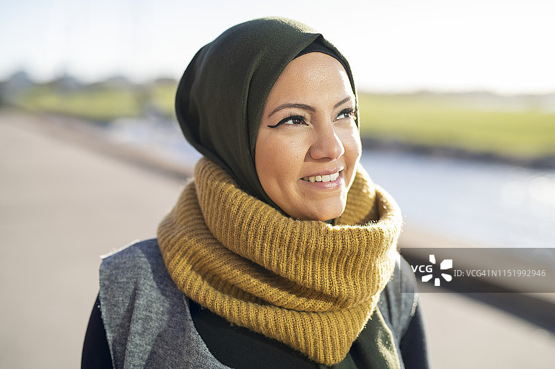 戴披肩的女人肖像图片素材