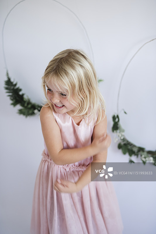 面带微笑看向远方的女孩图片素材