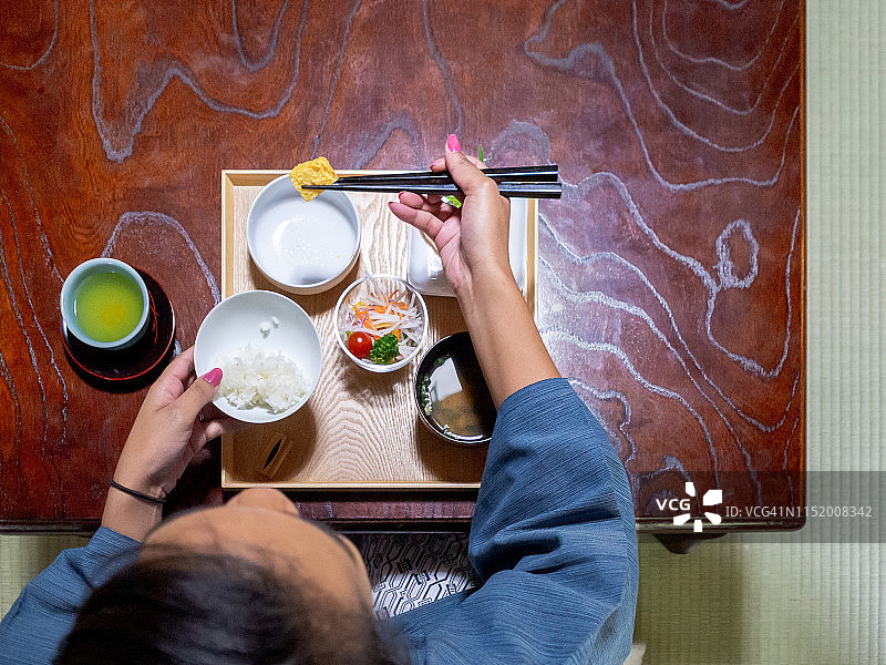 旅行者在日式旅馆享用早餐图片素材