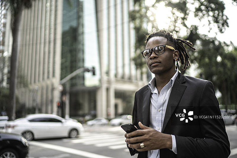 户外沉思的商务人士图片素材