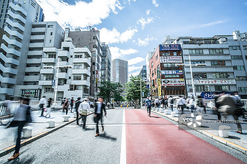 日本东京早高峰期间，商务办公人士匆忙上班图片素材