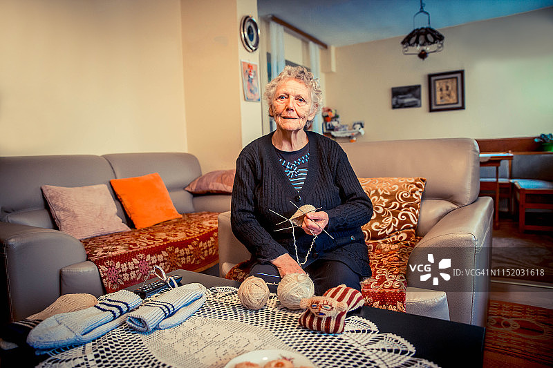 编织的老年妇女图片素材